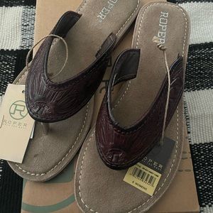 NWT women’s Roper sandals. Size 6. Brand new in box.
